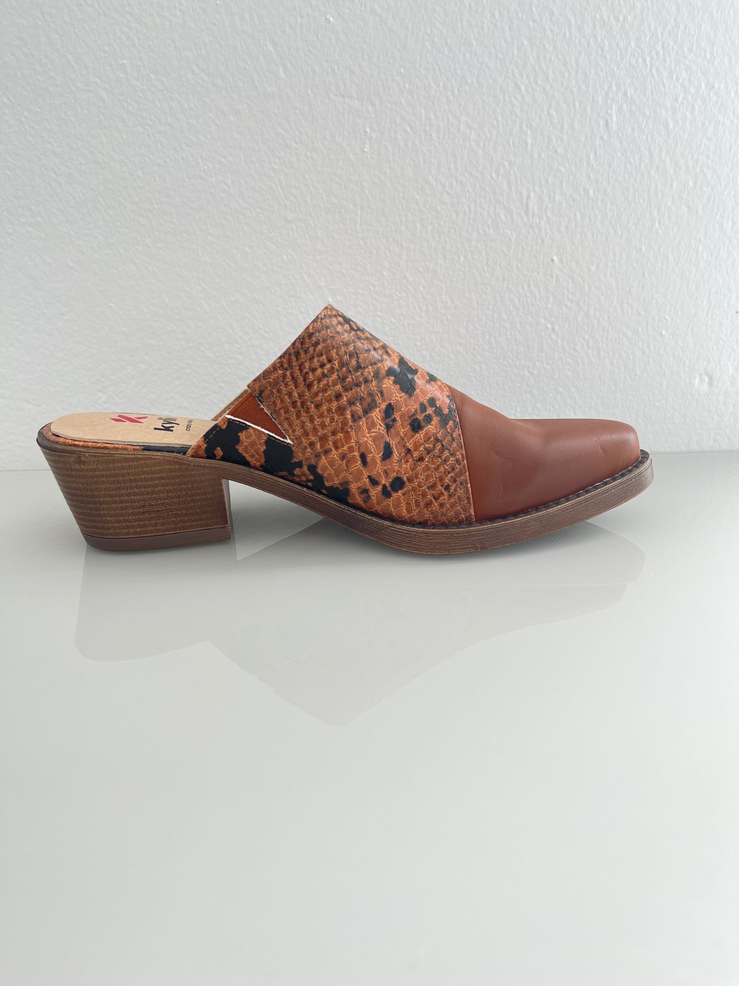 Pointed Toe Tan Mule